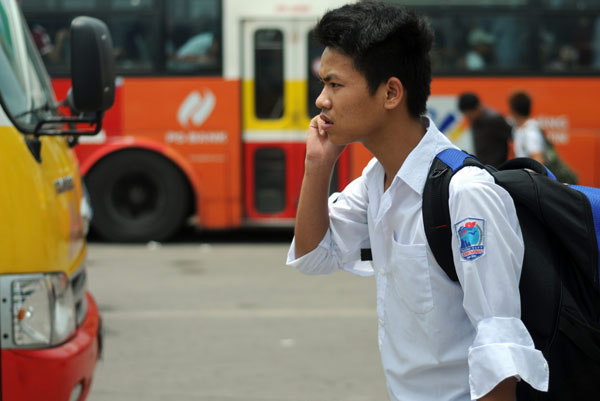 Sĩ tử vật vã mua vé xe về quê sau môn thi cuối - 7