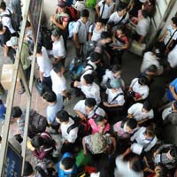 Tin tức trong ngày - Sĩ tử vật vã mua vé xe về quê sau môn thi cuối