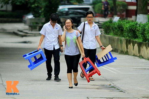 Đội ghế, mặc quần ngố đi thi đại học - 4