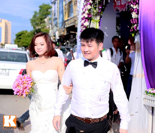 Văn Quyến hôn cô dâu thắm thiết trong ngày cưới - 10