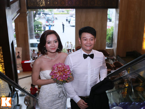 Văn Quyến hôn cô dâu thắm thiết trong ngày cưới - 11