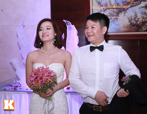 Văn Quyến hôn cô dâu thắm thiết trong ngày cưới - 12