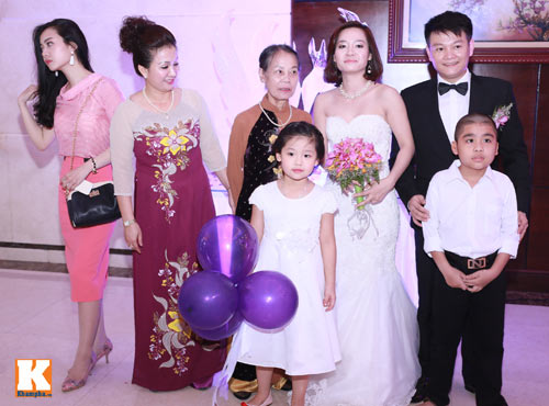 Văn Quyến hôn cô dâu thắm thiết trong ngày cưới - 13