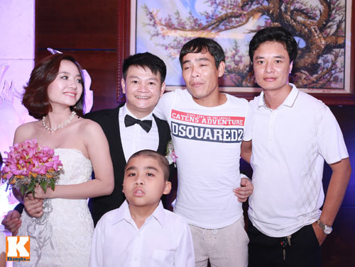 Văn Quyến hôn cô dâu thắm thiết trong ngày cưới - 14