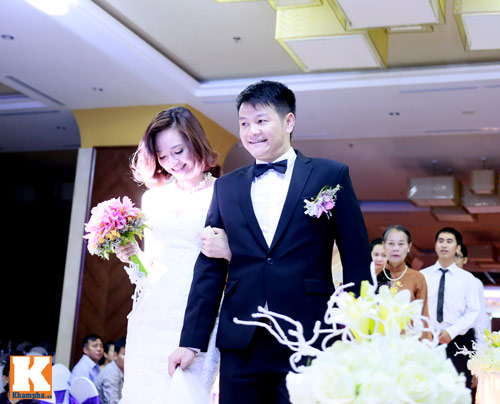 Văn Quyến hôn cô dâu thắm thiết trong ngày cưới - 2