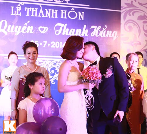 Văn Quyến hôn cô dâu thắm thiết trong ngày cưới - 5