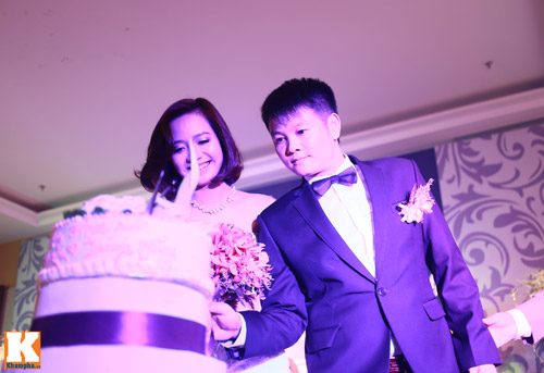 Văn Quyến hôn cô dâu thắm thiết trong ngày cưới - 6