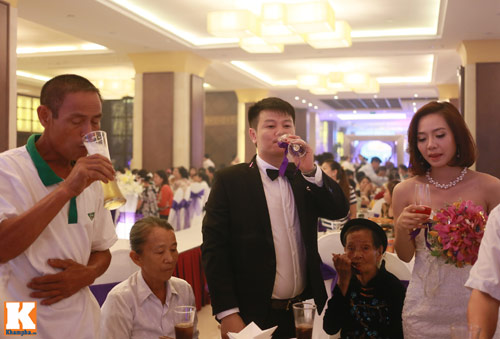 Văn Quyến hôn cô dâu thắm thiết trong ngày cưới - 9