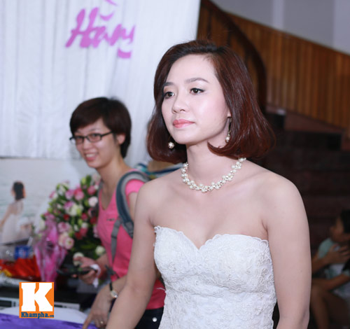 Văn Quyến hôn cô dâu thắm thiết trong ngày cưới - 6