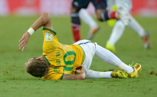 "Ronaldo béo" bức xúc về chấn thương của Neymar - 1