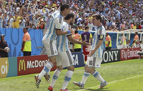 Báo chí ca ngợi chiến thắng của Messi và Argentina - 1