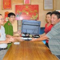 Tin tức trong ngày - Đi tập thể dục phát hiện va li chứa nhiều tiền, vàng