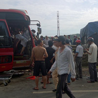 Tin tức trong ngày - Xe giường nằm tông xe tải, 17 hành khách nguy kịch