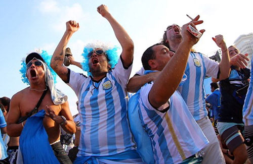 Neymar chia tay World Cup, fan Argentina "hả hê" - 1