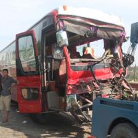 Tin tức trong ngày - Cú đâm trực diện của xe khách và xe tải qua lời nạn nhân