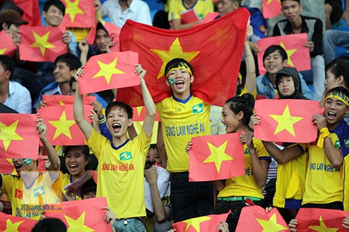 Fan SLNA nhuộm đỏ sân Đồng Nai với ngàn lá cờ Tổ quốc - 1