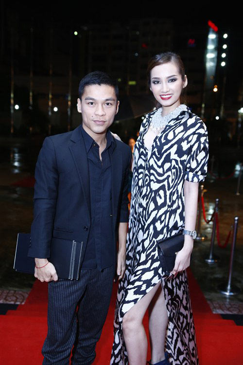 Thu Minh, Phương Trinh đọ sức "nóng" trên thảm đỏ - 9