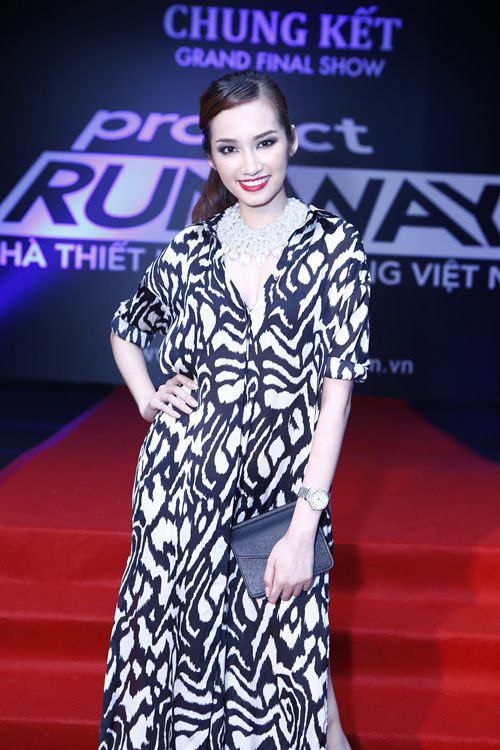 Thu Minh, Phương Trinh đọ sức "nóng" trên thảm đỏ - 10