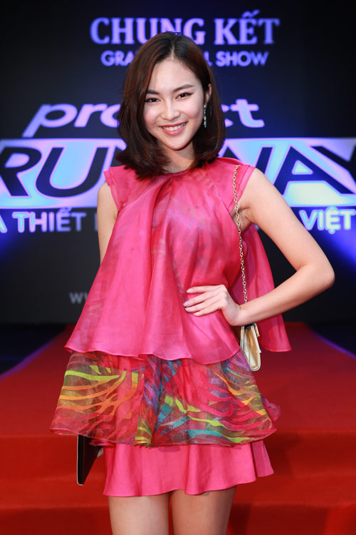 Thu Minh, Phương Trinh đọ sức "nóng" trên thảm đỏ - 6