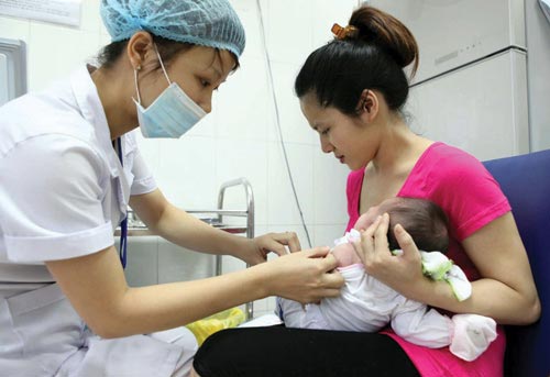 GS Nguyễn Trần Hiển: Ra nước ngoài tiêm vắc xin là quá lãng phí! - 1