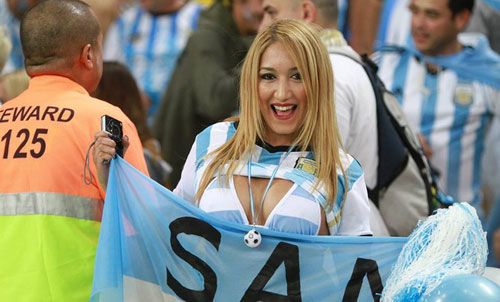 Ngắm fan nữ xinh đẹp của tứ đại anh hào World Cup - 12