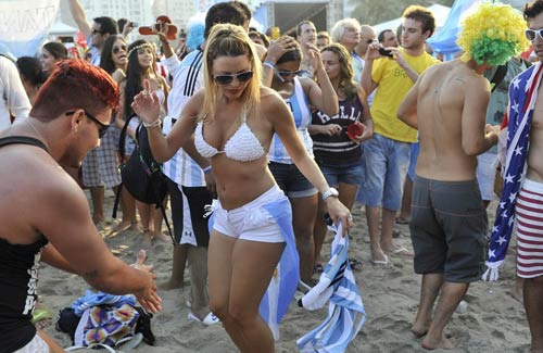 Ngắm fan nữ xinh đẹp của tứ đại anh hào World Cup - 2