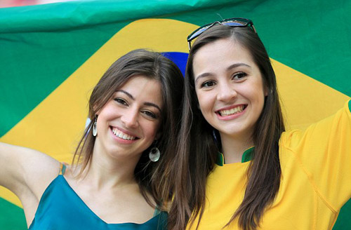 Ngắm fan nữ xinh đẹp của tứ đại anh hào World Cup - 4