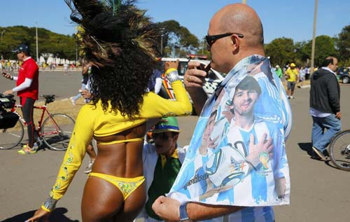 Ngắm fan nữ xinh đẹp của tứ đại anh hào World Cup - 5