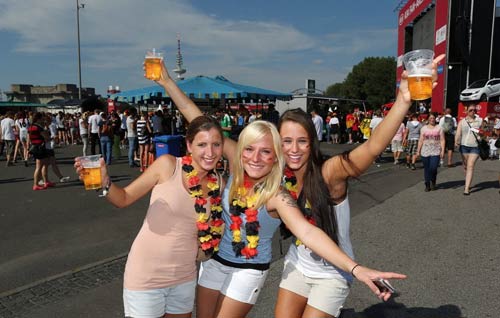 Ngắm fan nữ xinh đẹp của tứ đại anh hào World Cup - 7