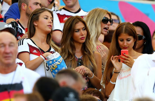 Ngắm fan nữ xinh đẹp của tứ đại anh hào World Cup - 11