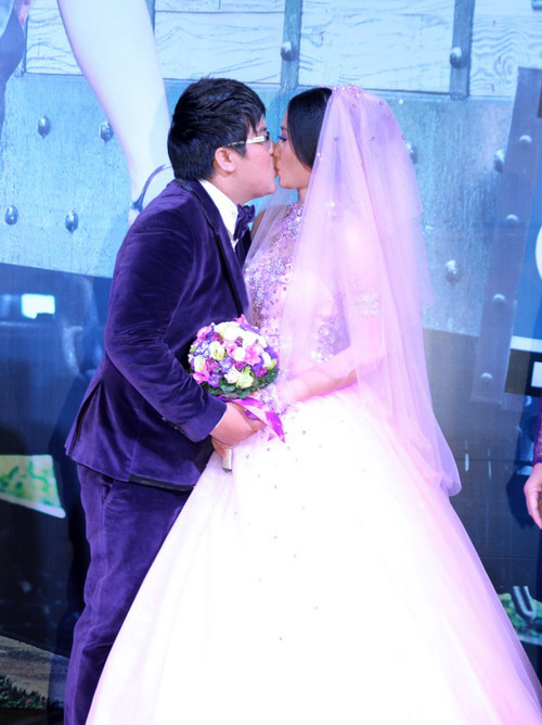 Danh hài Gia Bảo ngọt ngào hôn cô dâu tại lễ cưới - 1