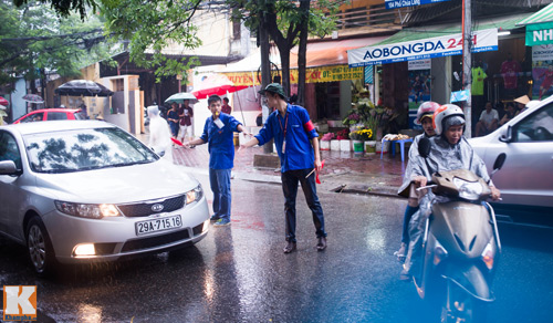 Sinh viên tình nguyện đội mưa phân luồng giao thông - 1