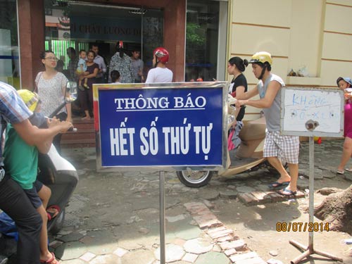 Vật vã xếp hàng chờ tiêm chủng cho con từ 5h sáng - 3