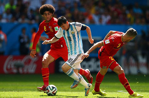 Chưa cần lên ngôi, Messi sắp vượt qua Maradona - 1