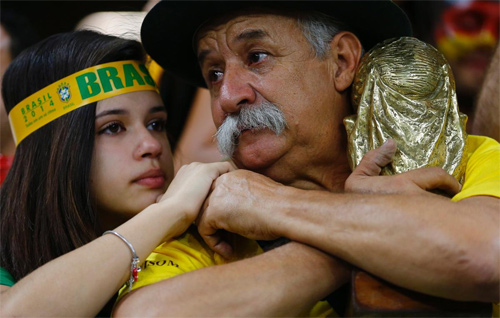 Phái đẹp Brazil khóc tức tưởi khi đội nhà thua thảm - 6