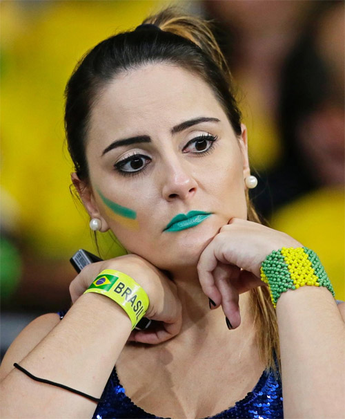 Phái đẹp Brazil khóc tức tưởi khi đội nhà thua thảm - 2