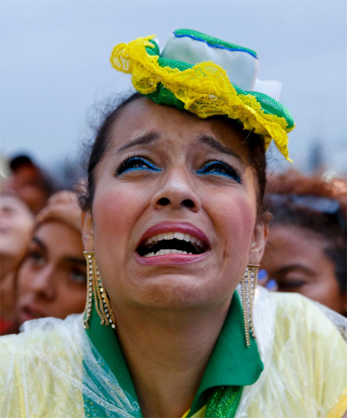 Phái đẹp Brazil khóc tức tưởi khi đội nhà thua thảm - 15