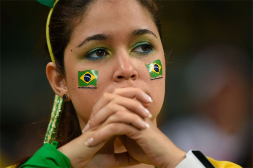 Phái đẹp Brazil khóc tức tưởi khi đội nhà thua thảm - 3