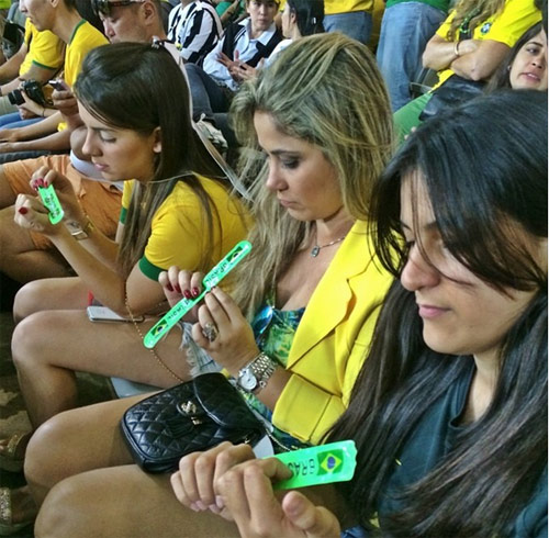 Phái đẹp Brazil khóc tức tưởi khi đội nhà thua thảm - 16