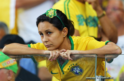 Phái đẹp Brazil khóc tức tưởi khi đội nhà thua thảm - 7