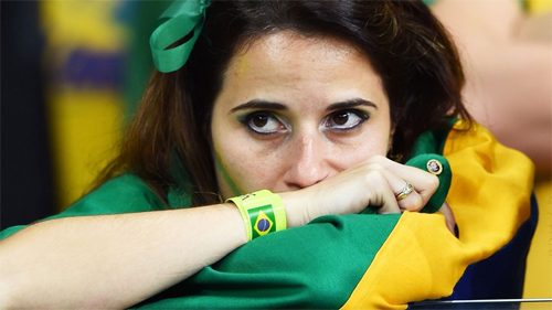 Phái đẹp Brazil khóc tức tưởi khi đội nhà thua thảm - 9