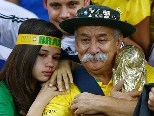Phái đẹp Brazil khóc tức tưởi khi đội nhà thua thảm - 7