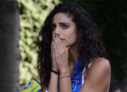 Phái đẹp Brazil khóc tức tưởi khi đội nhà thua thảm - 4