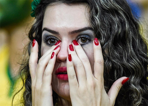 Phái đẹp Brazil khóc tức tưởi khi đội nhà thua thảm - 5