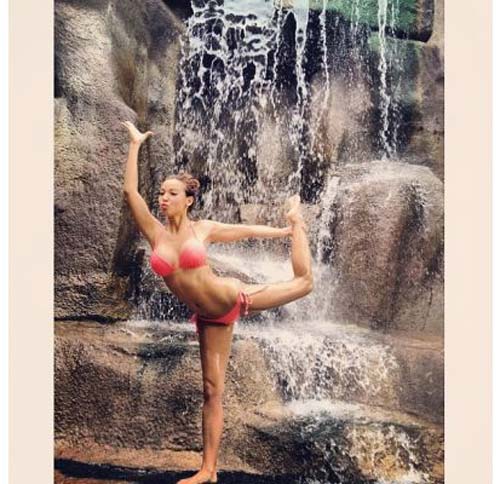 Nín thở ngắm người mẫu mặc bikini tập yoga - 4
