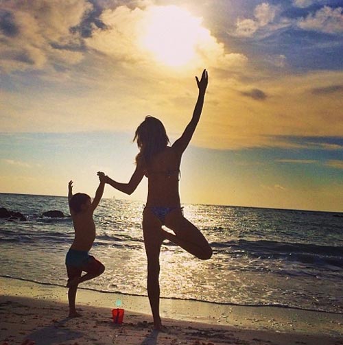 Nín thở ngắm người mẫu mặc bikini tập yoga - 2