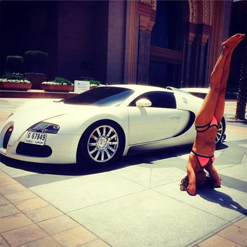 Nín thở ngắm người mẫu mặc bikini tập yoga - 9