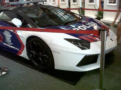 Cảnh sát Indonesia cũng tậu Lamborghini Aventador - 1