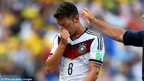 Đức thắng đậm, Ozil vẫn bị chỉ trích dữ dội - 1