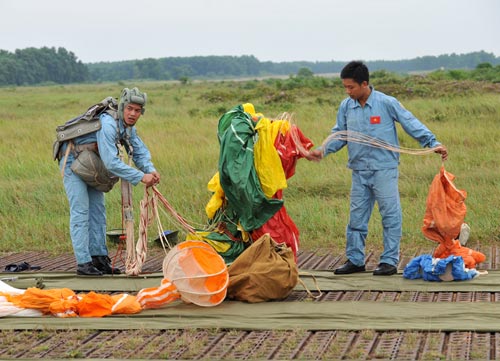 Chùm ảnh: Sự nguy hiểm của lính nhảy dù - 16